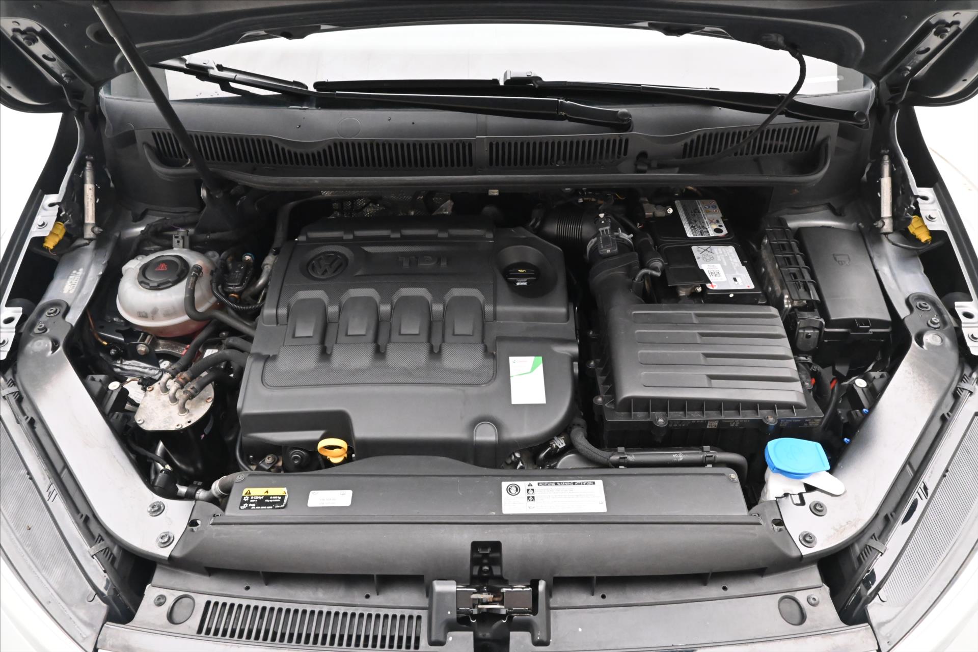 volkswagen-touran-1-6-tdi-85kw-navi-senzory - 8