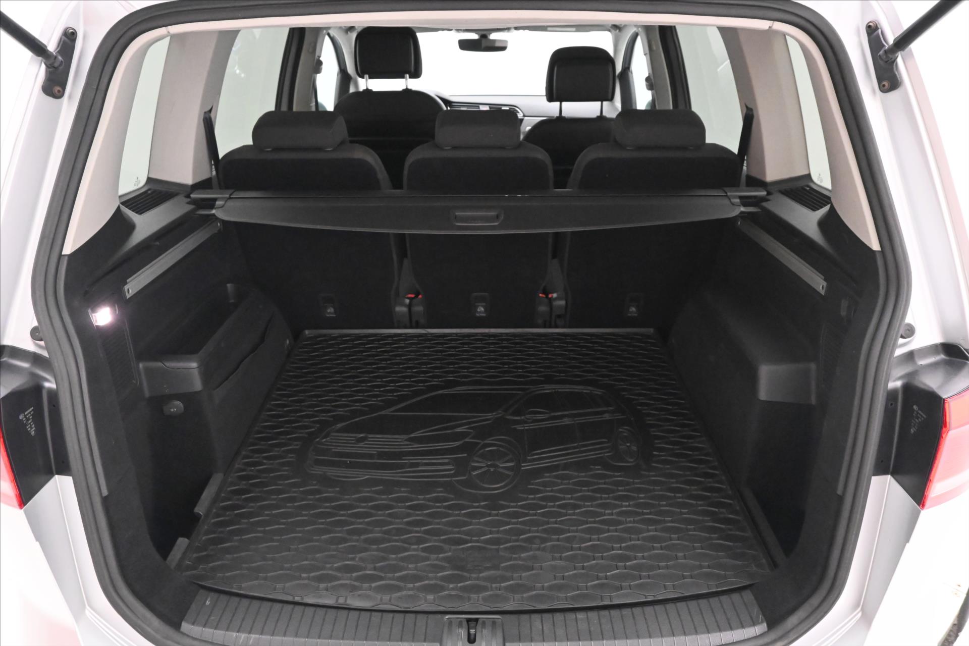 volkswagen-touran-1-6-tdi-85kw-navi-senzory - 9