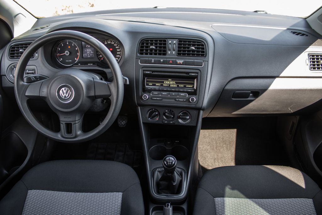 volkswagen-polo-2012-44kw-mt-5 - 8