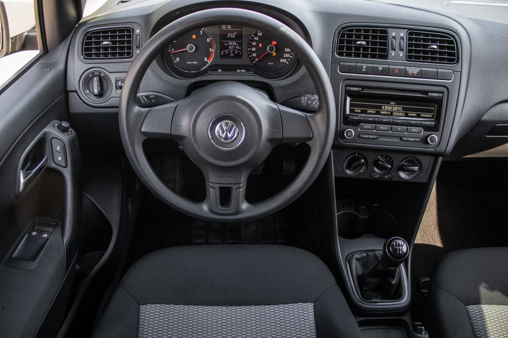 volkswagen-polo-2012-44kw-mt-5 - 9