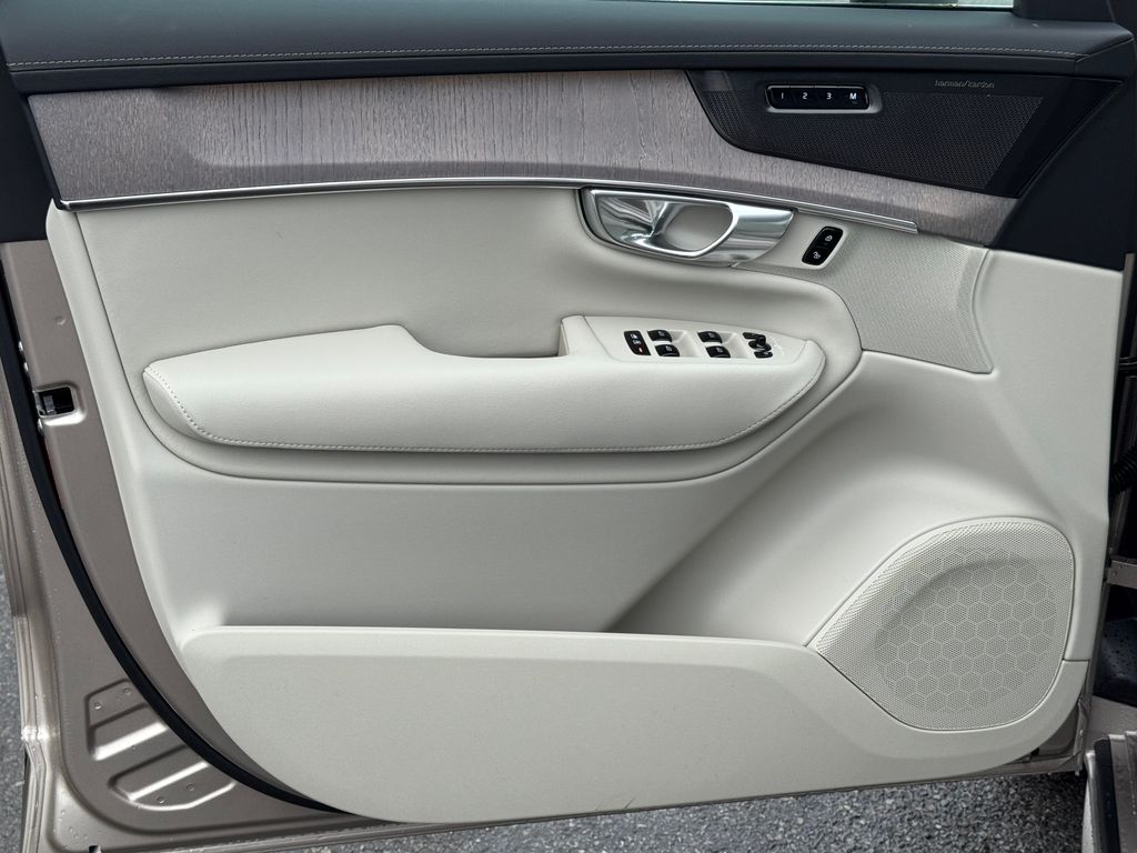 volvo-xc90-plus-b5-360-vzduch - 7