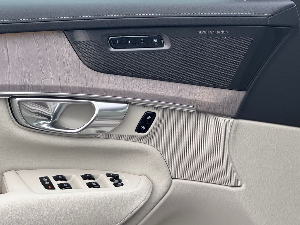 volvo-xc90-plus-b5-360-vzduch - 8