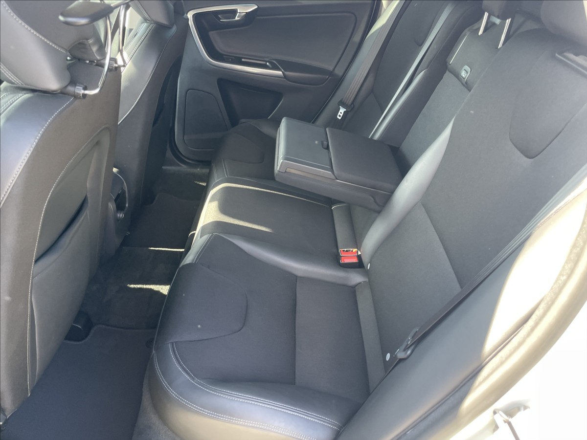 volvo-xc60-2-4-d4-geartronic-kinetic-awd-xenon-tazne - 7