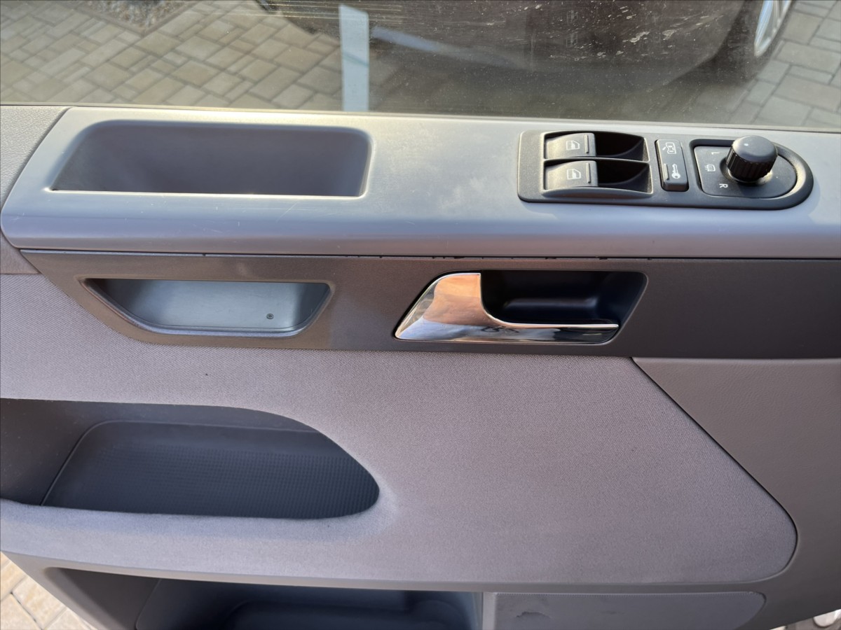 volkswagen-multivan-1-9-tdi-75kw-trend - 8