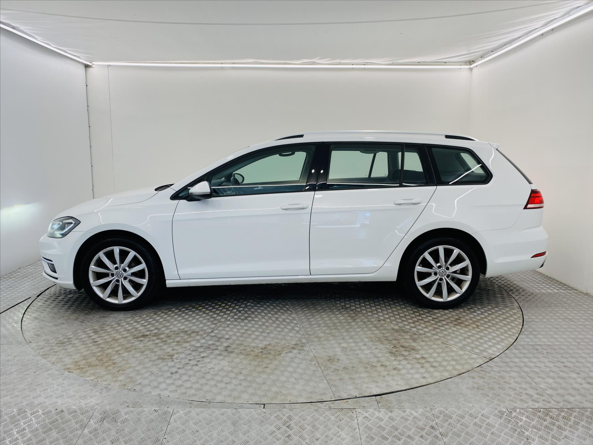 volkswagen-golf-1-6-tdi-85kw-led-comfortline - 2