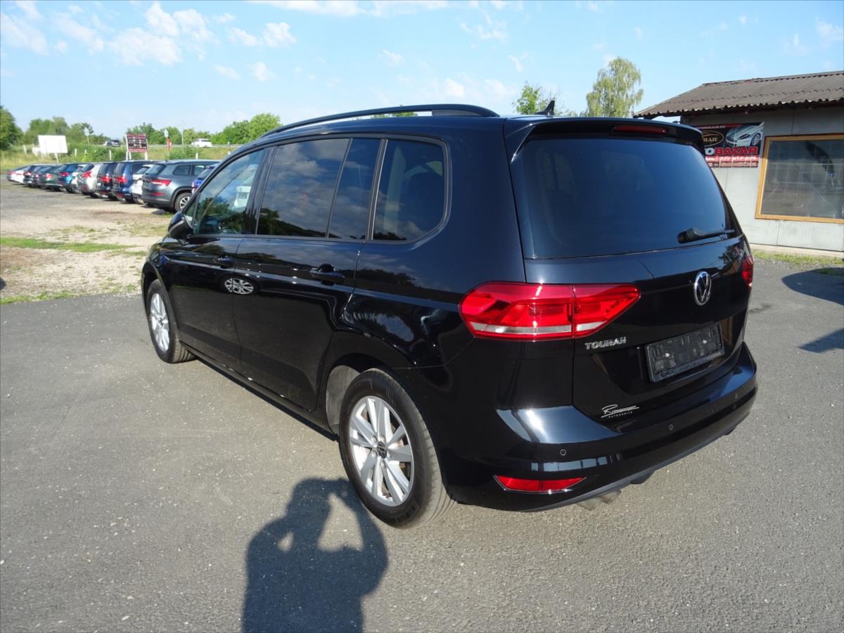 volkswagen-touran-2-0-tdi-110-kw-dsg - 4