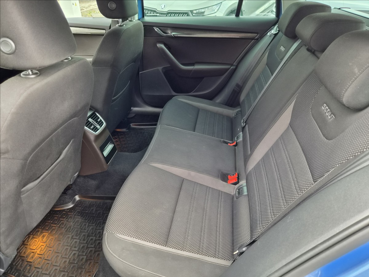 skoda-octavia-2-0-tdi-scout-webasto-kamera-tazne - 6