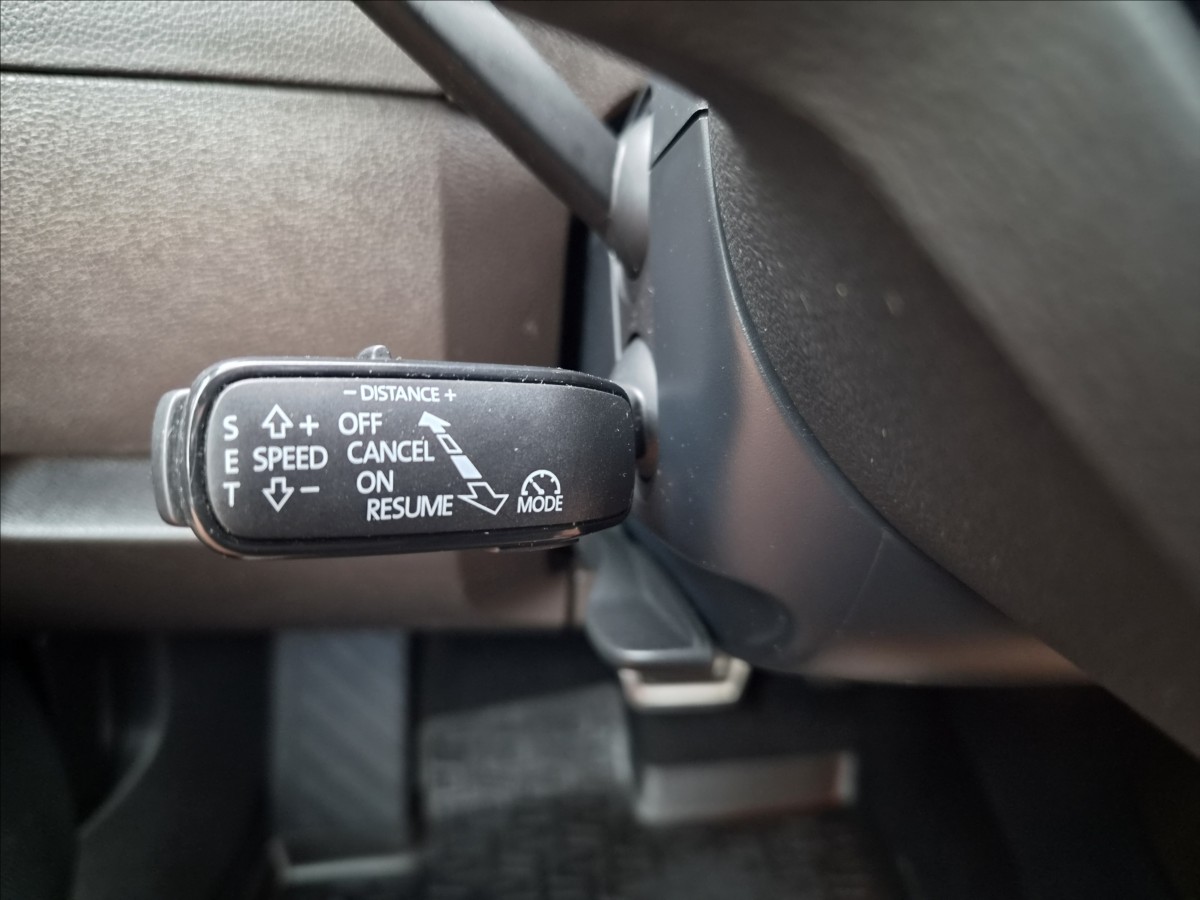 skoda-octavia-2-0-tdi-scout-webasto-kamera-tazne - 9