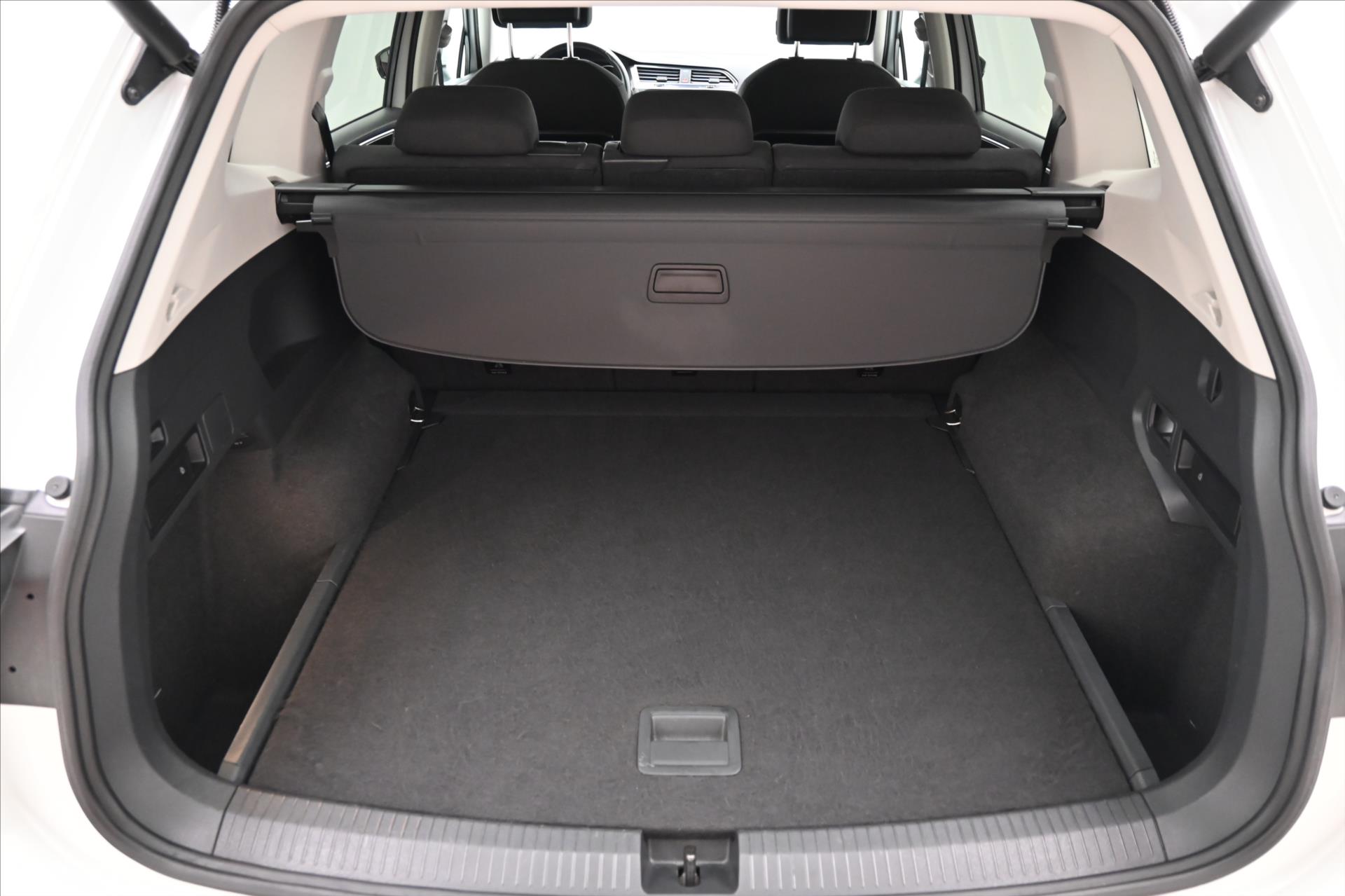 volkswagen-tiguan-allspace-2-0-tdi-110kw-4motion-zaruka-az-5-let - 9