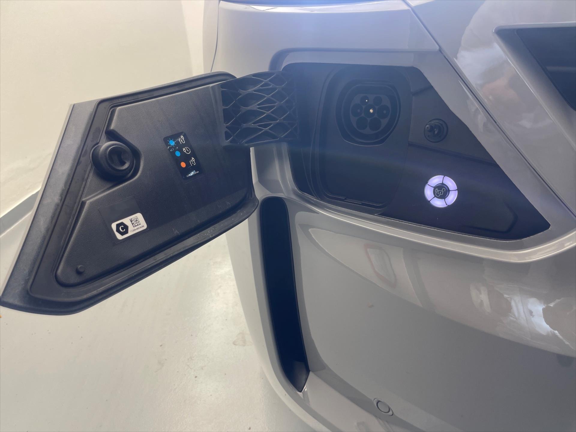 volkswagen-caravelle-life-2-5-phev-dr - 8