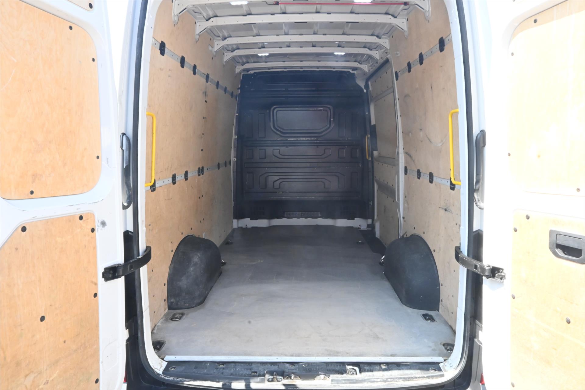 volkswagen-crafter-2-0-tdi-103-kw-l2h2-navi-kamera-zaruka-az-5-let - 8