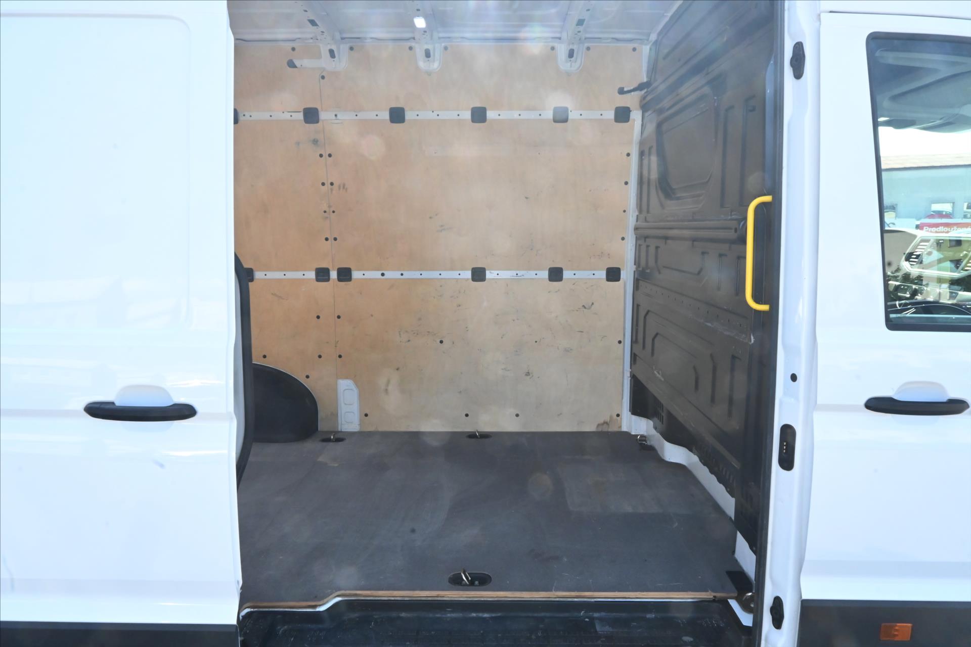 volkswagen-crafter-2-0-tdi-103-kw-l2h2-navi-kamera-zaruka-az-5-let - 9
