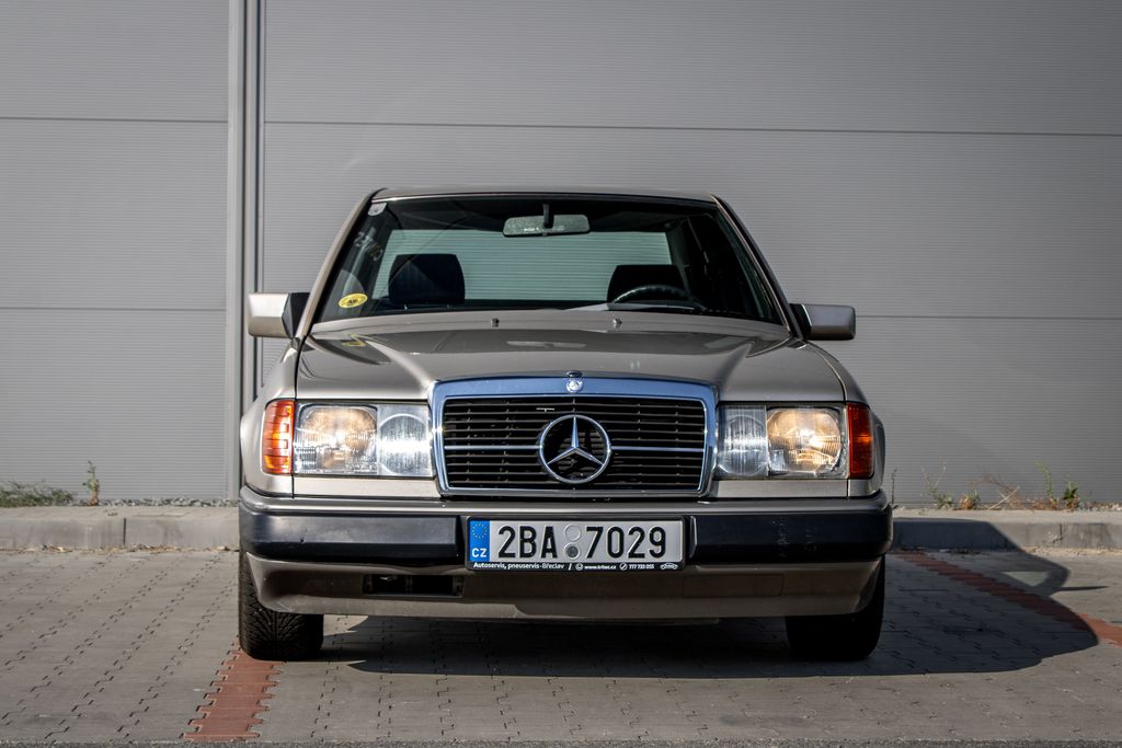 mercedes-benz-tridy-e-124-c - 1