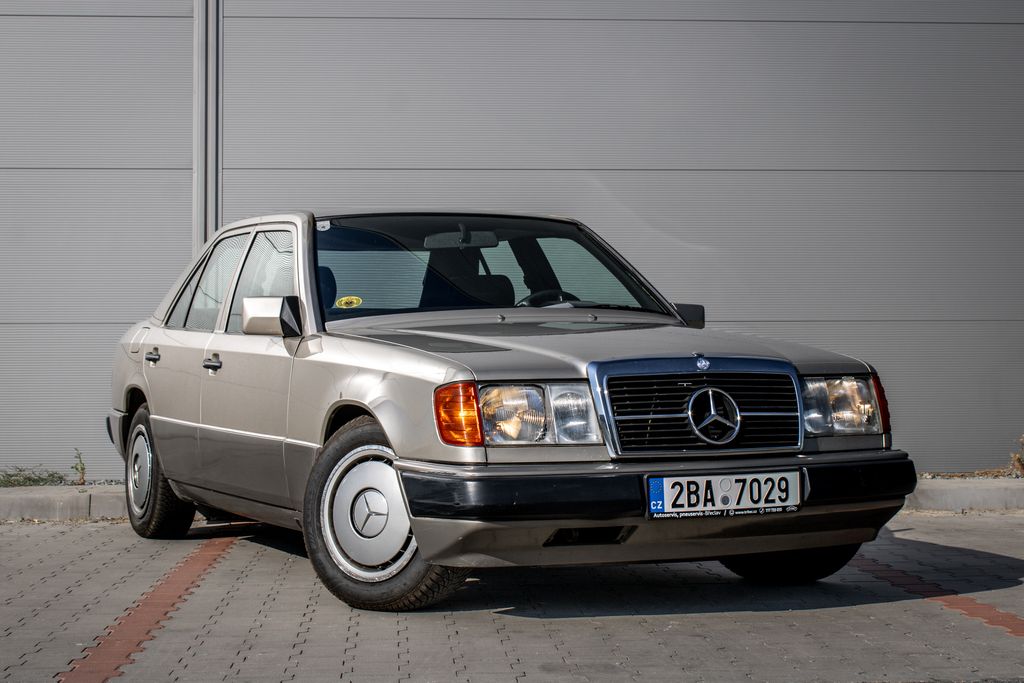 mercedes-benz-tridy-e-124-c - 2