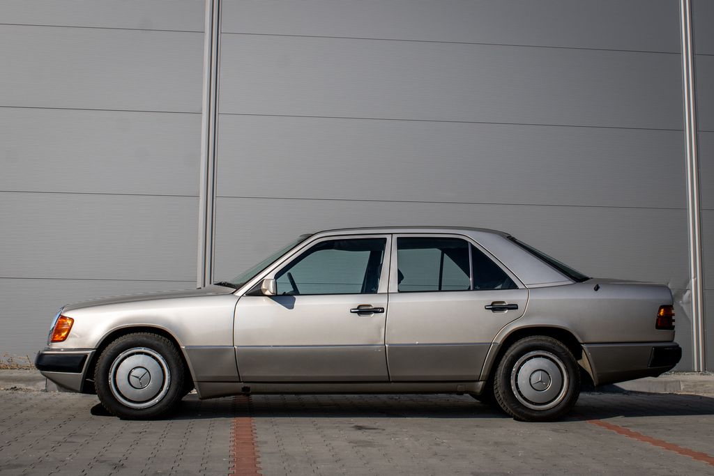 mercedes-benz-tridy-e-124-c - 7