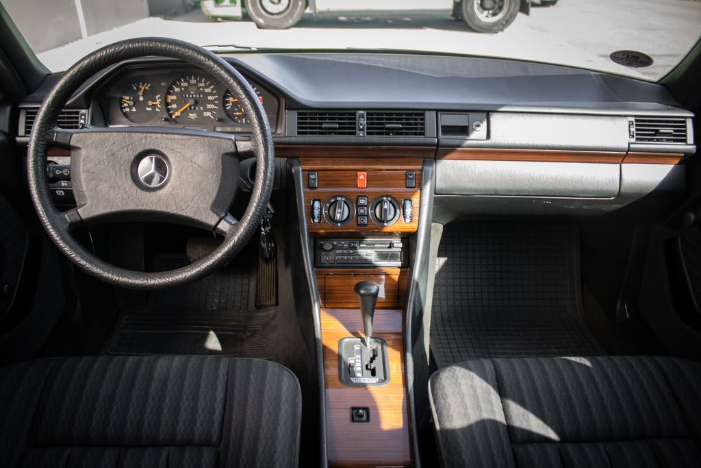 mercedes-benz-tridy-e-124-c - 9