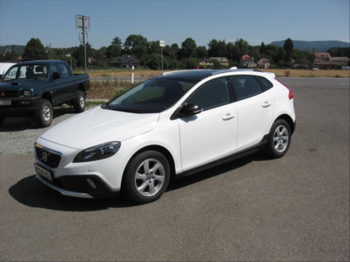 volvo-v40-2-0-d-cross-country - 1
