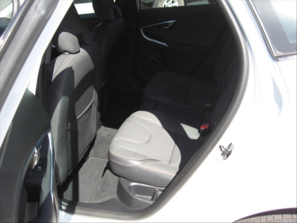 volvo-v40-2-0-d-cross-country - 7