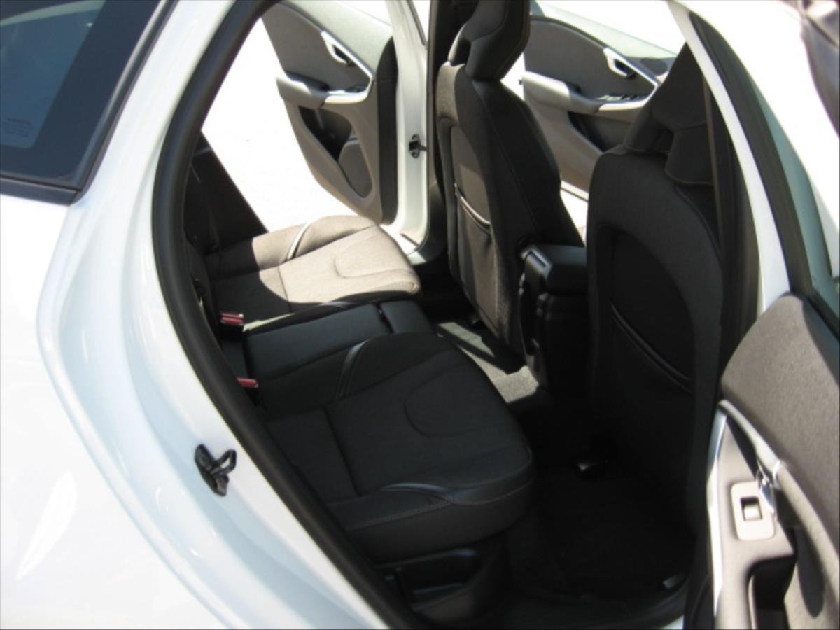 volvo-v40-2-0-d-cross-country - 9