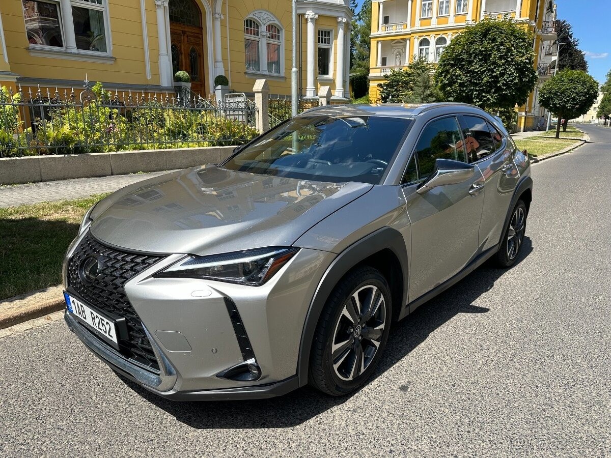 Lexus UX 250h 2,0   hybrid .E-CVT