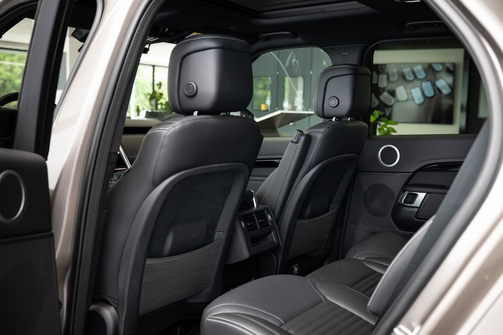 land-rover-discovery-d300-se-approved-7-mist - 9