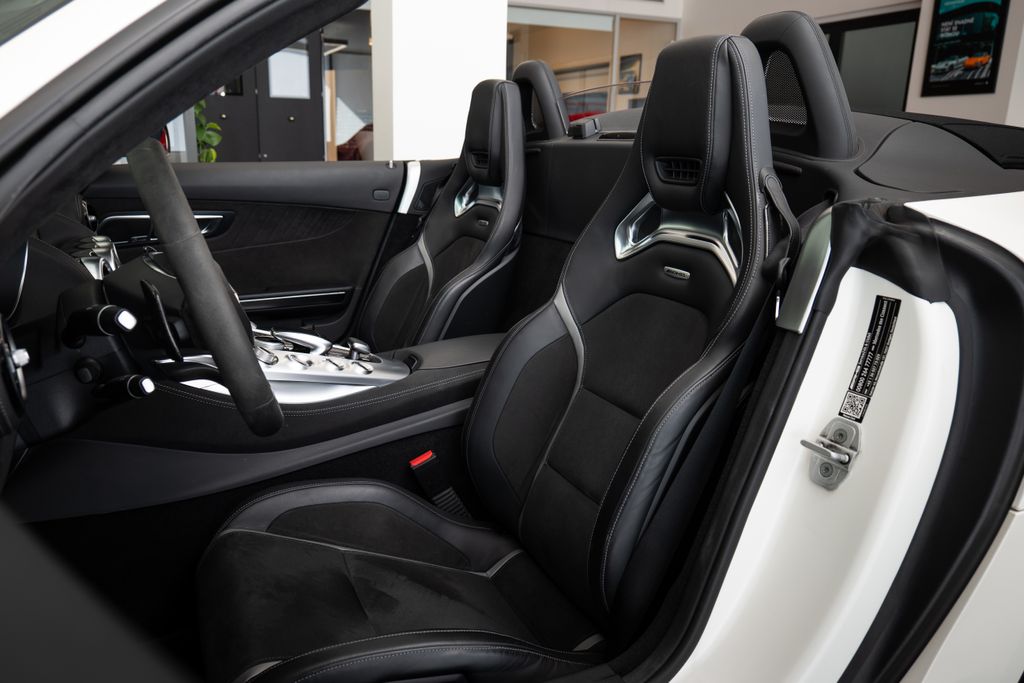 mercedes-benz-amg-gt-roadster-burmester-carbon-alcantara - 7