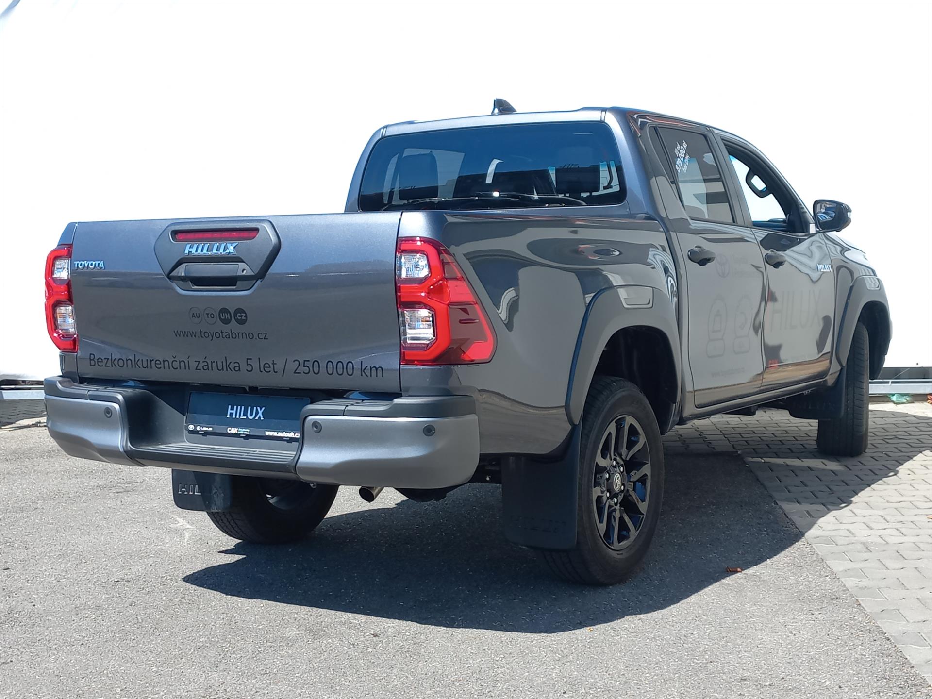toyota-hilux-2-8-diesel-4x4-204k-double-cap-invincible - 2