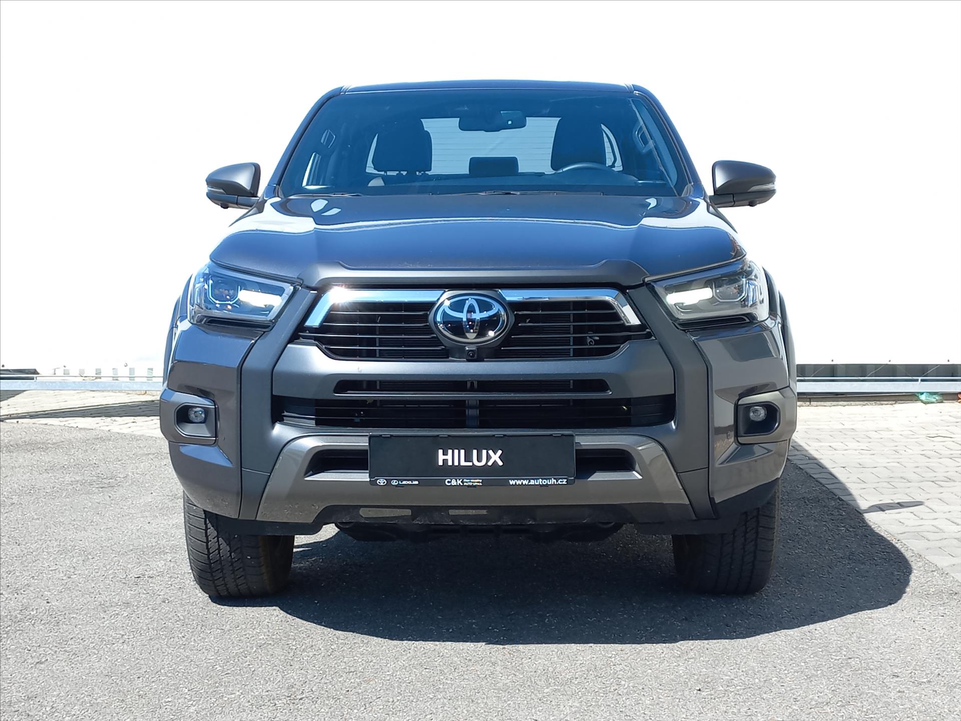 toyota-hilux-2-8-diesel-4x4-204k-double-cap-invincible - 3