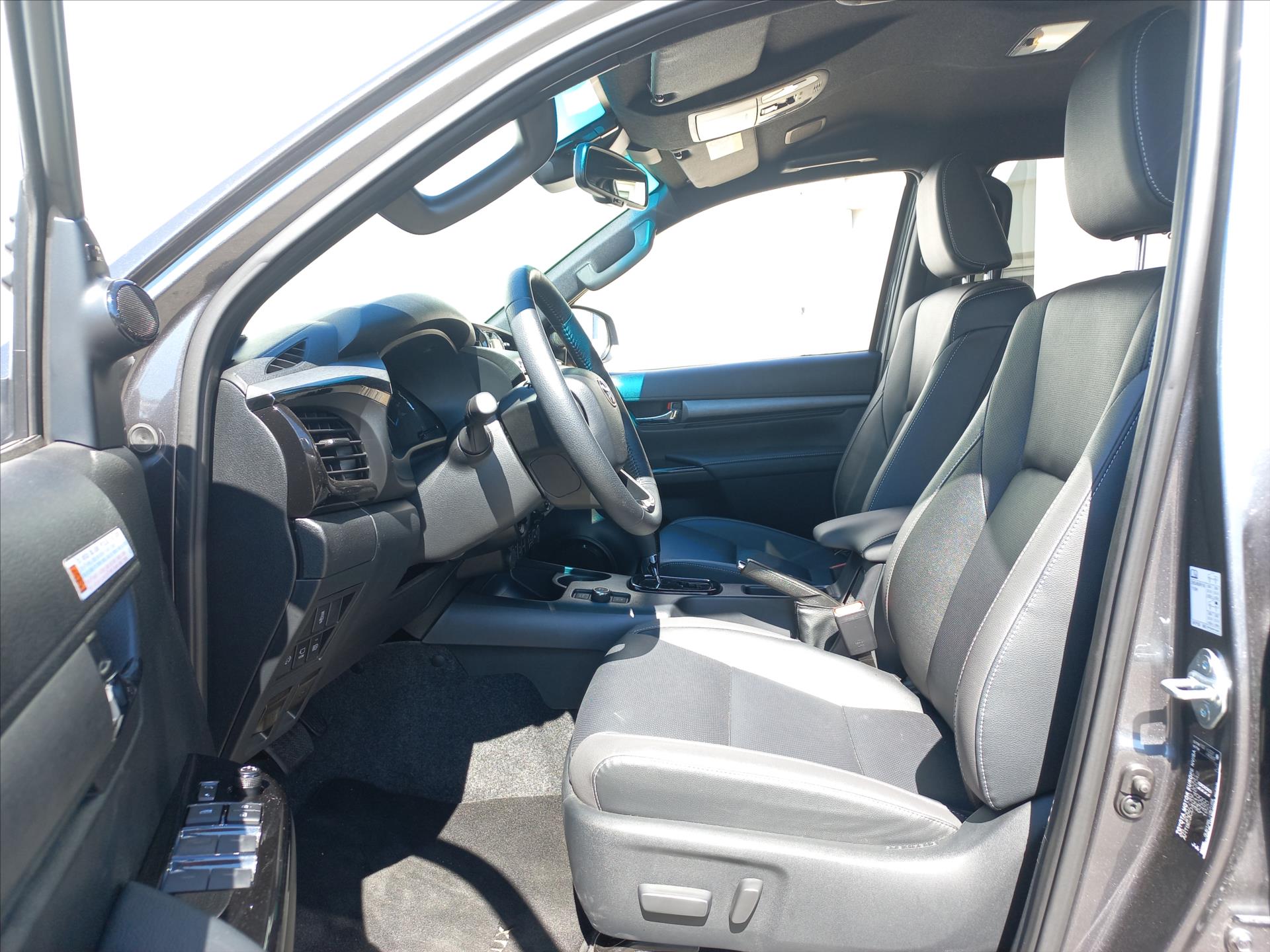 toyota-hilux-2-8-diesel-4x4-204k-double-cap-invincible - 7