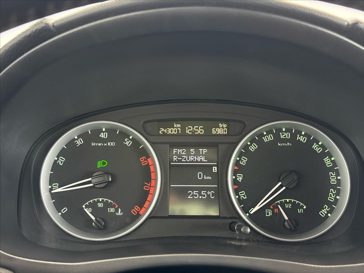 skoda-fabia-1-6-16v-sport-edition - 6