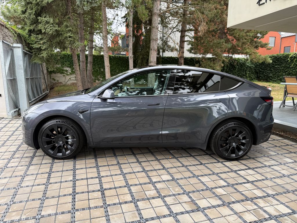 tesla-model-y-long-range-awd-20 - 2