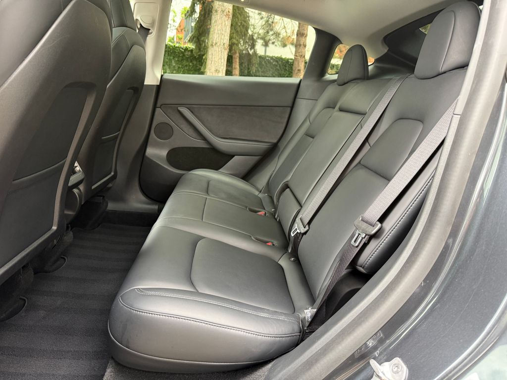 tesla-model-y-long-range-awd-20 - 8
