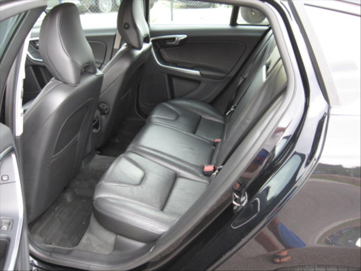 volvo-v60-2-4-awd-d5-summum - 6