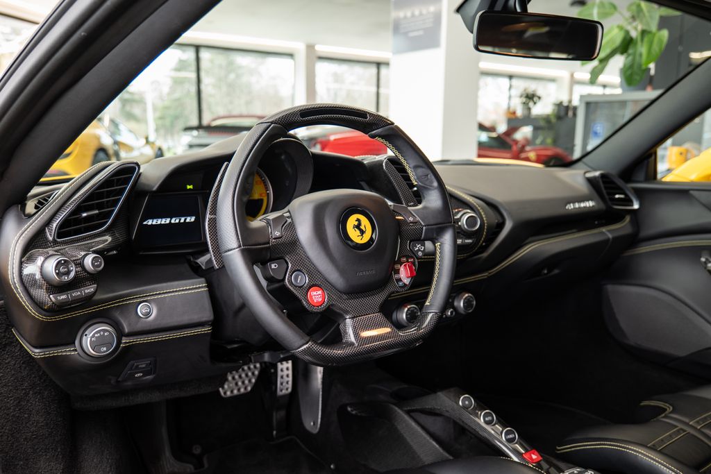 ferrari-488-lift-carbon-giallomodena - 4