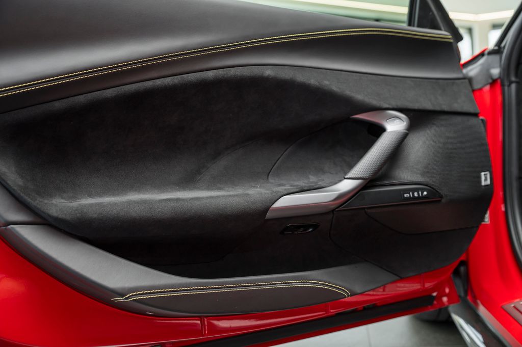 ferrari-carplay-lift-carbon-racing-sea - 8