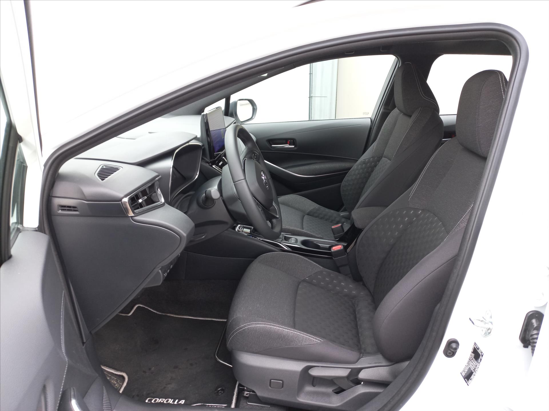 toyota-corolla-1-8-hybrid-e-cvt-140k-ts-comfort-tech - 7