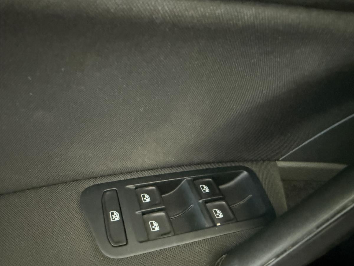 volkswagen-golf-1-6-tdi-85kw-1-maj-serviska - 9