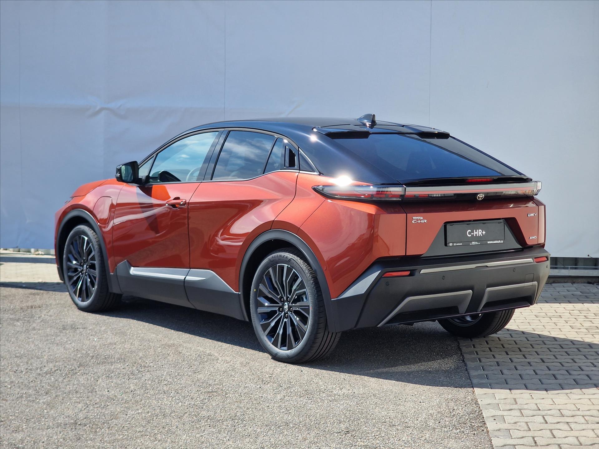 toyota-c-hr-bev-77-kwh-i-awd-343k-executive-svetly-interier - 4