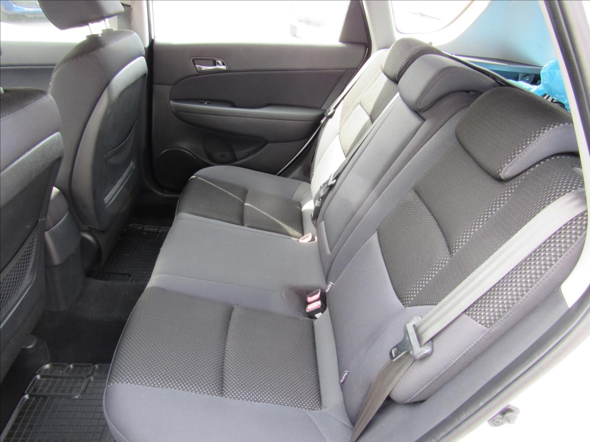 hyundai-i30-1-4-i-80kw-combi - 9