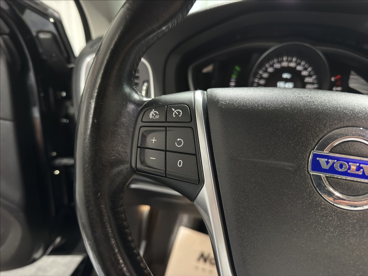 volvo-v40-1-6-d2-momentum-bi-xen-vyhrev - 9