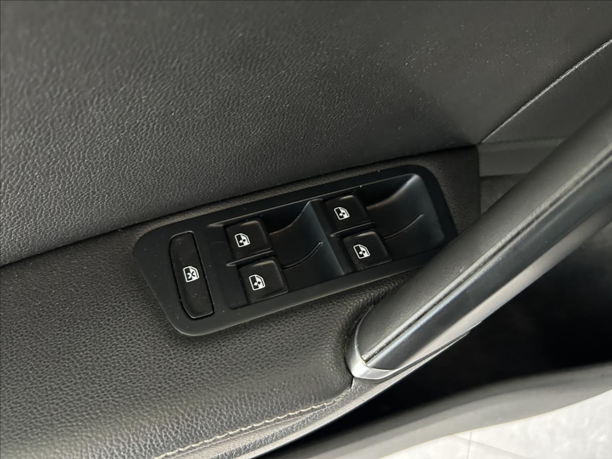 volkswagen-golf-1-4-tsi-92kw-dsg-serviska-cr - 7
