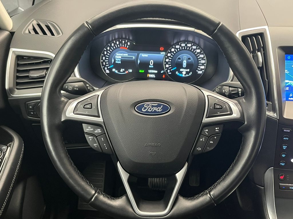 ford-s-max-2-5-hev-titanium-rezervace - 8