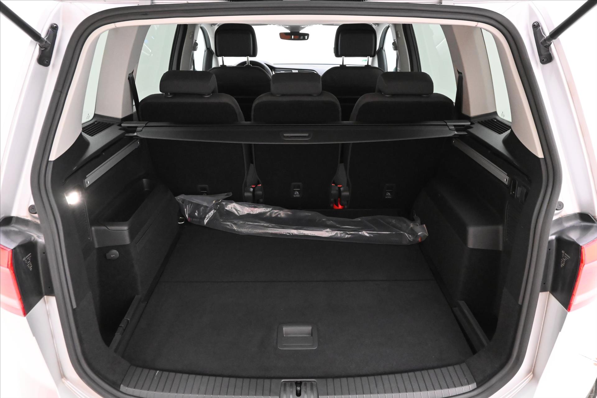 volkswagen-touran-2-0-tdi-110kw-dsg-comfortline-zaruka-az-5-let - 9