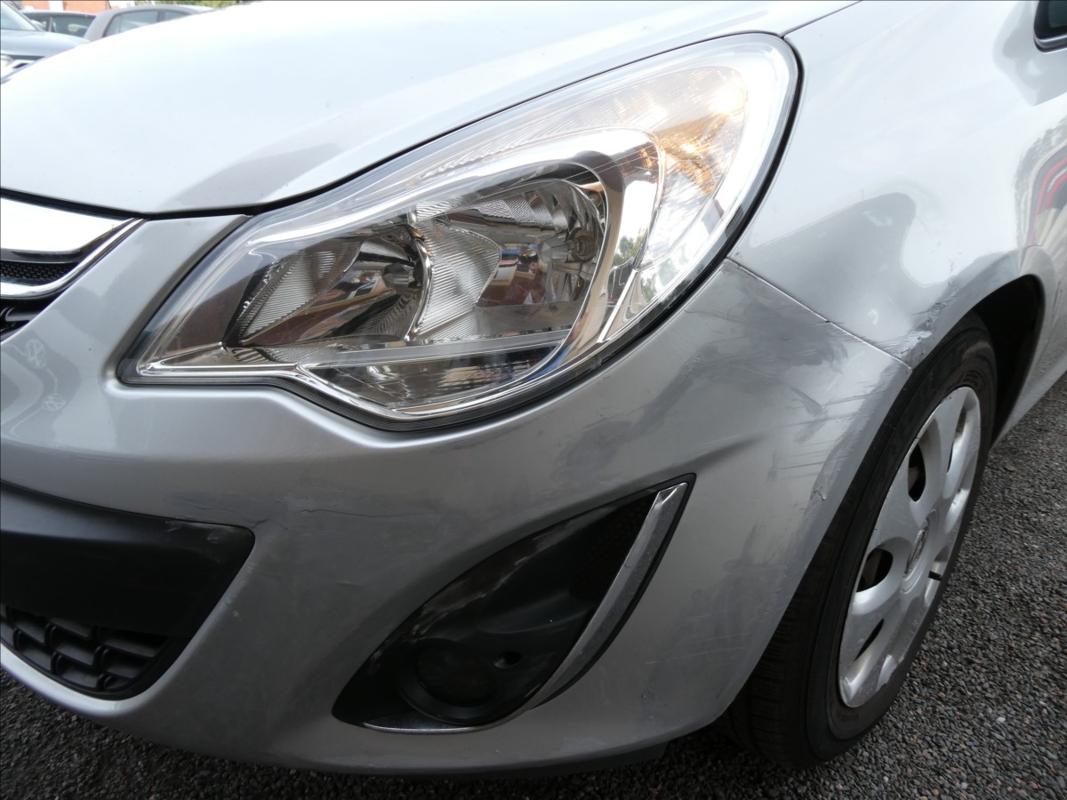 opel-corsa-1-4-16v-74kw-drobne-vady-laku - 8