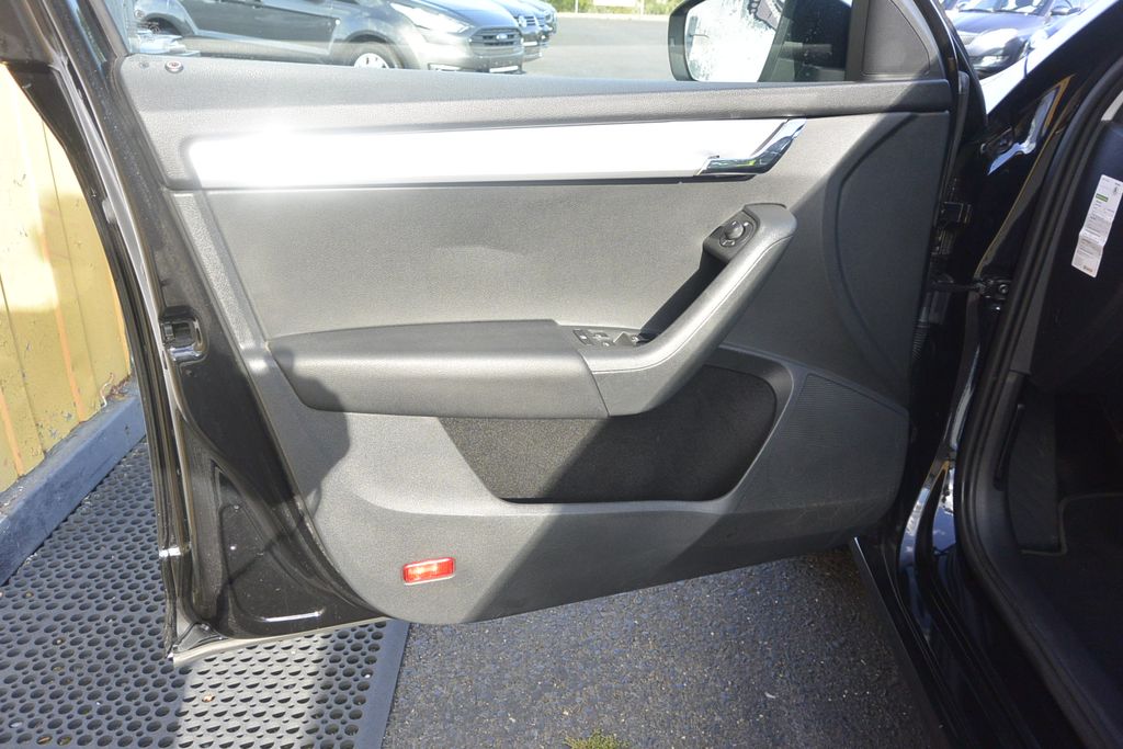 skoda-octavia-2-0tdi-elegance-webasto - 8