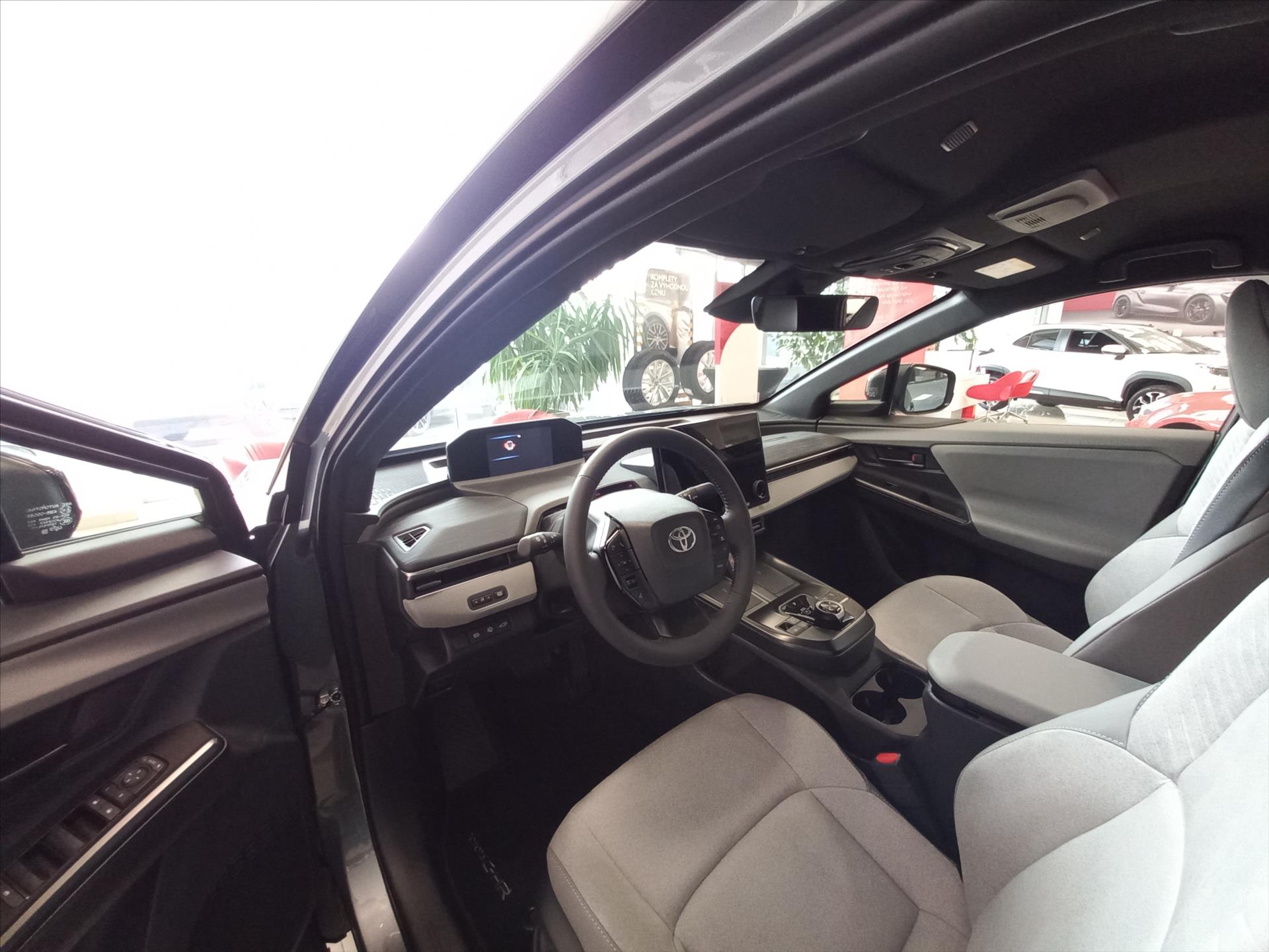 toyota-c-hr-bev-77kwh-i-awd-343k-executive-svety-interier - 6