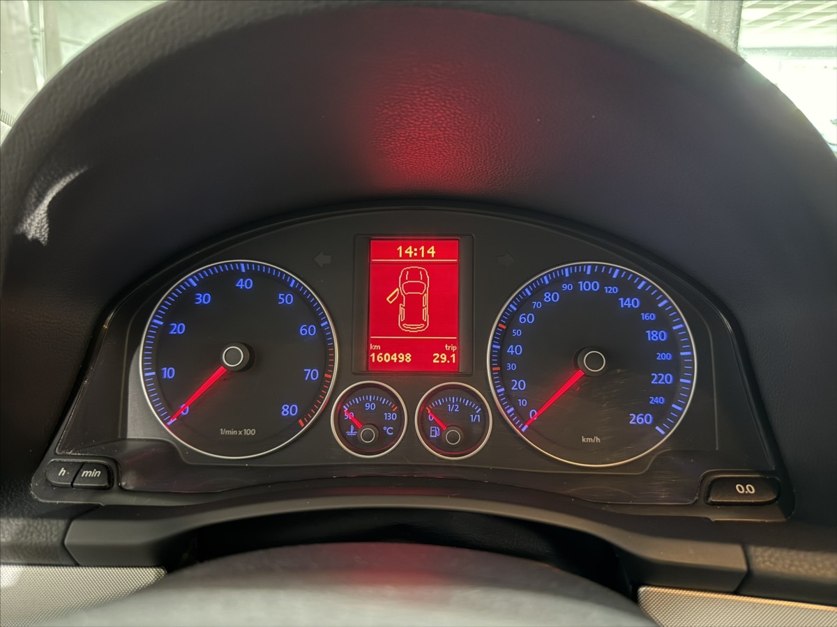 volkswagen-golf-1-4-tsi-vyhrev-klima-r18-alu - 8