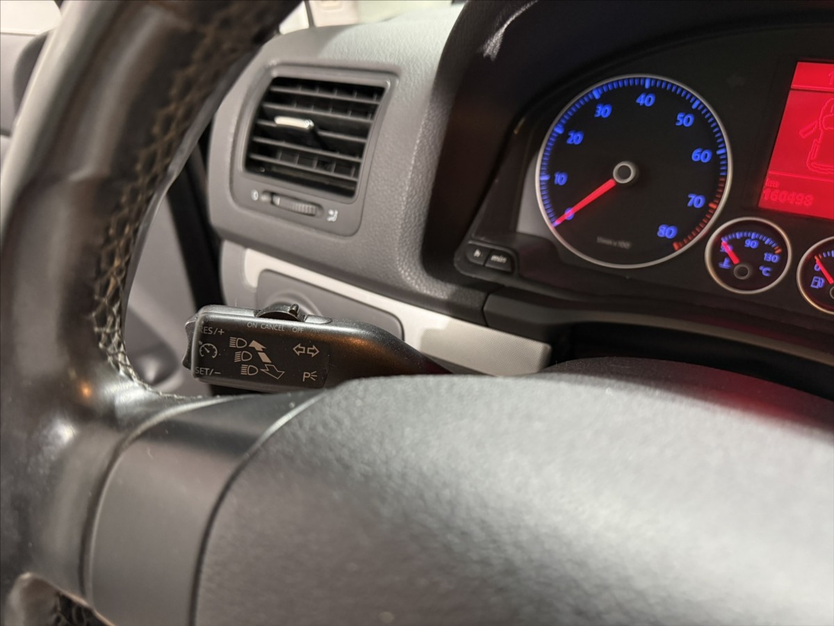 volkswagen-golf-1-4-tsi-vyhrev-klima-r18-alu - 9