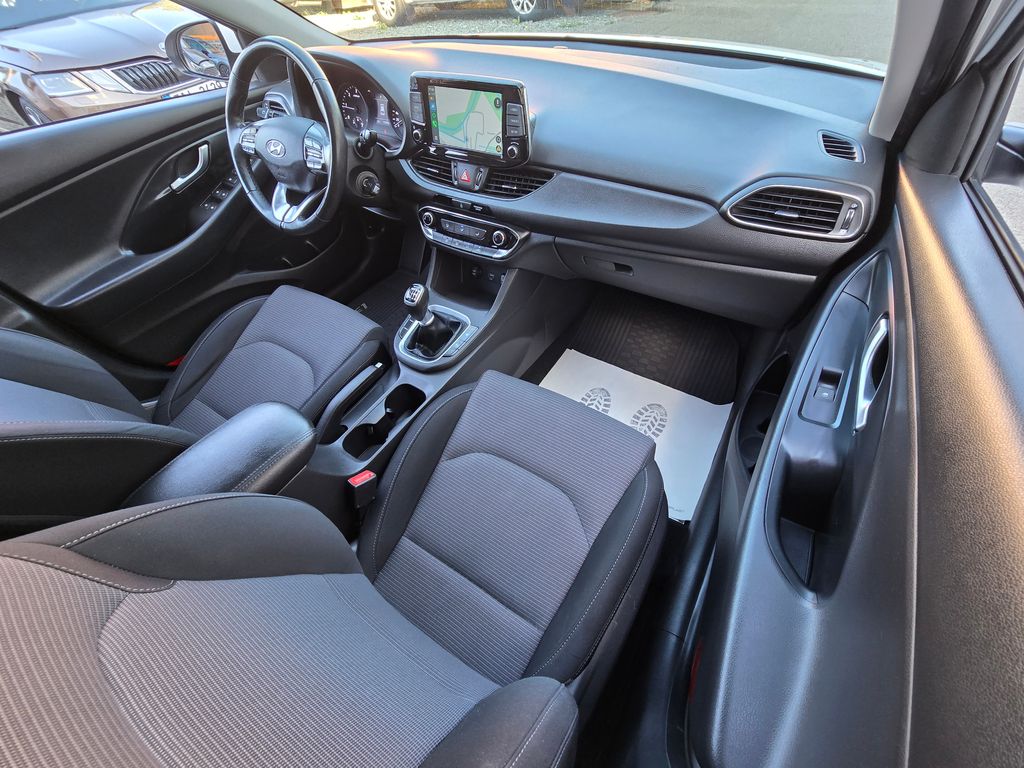 hyundai-i30-1-6crdi-comfort-led-kamera-nav - 9