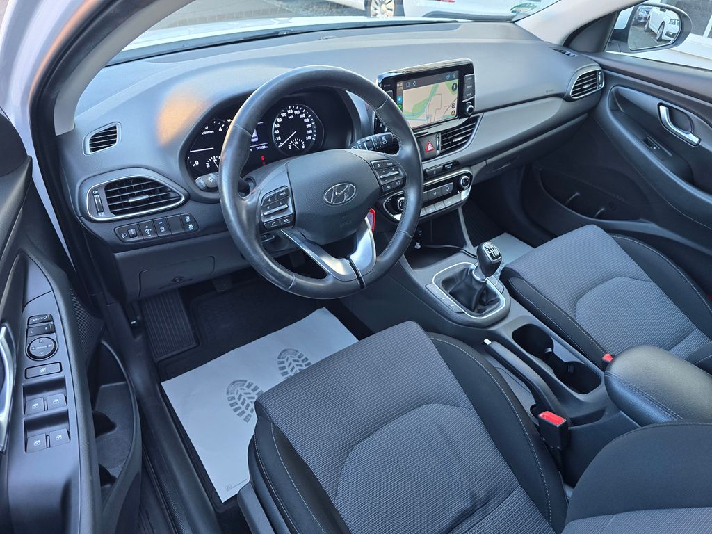 hyundai-i30-1-6crdi-comfort-led-kamera-nav - 9